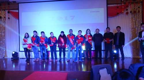 公司举办“赢战2017，跨越亿元”迎新晚会3.jpg