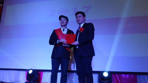 公司举办“赢战2017，跨越亿元”迎新晚会5.jpg